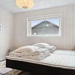 Harrieth - 300m From The Sea By Interhome